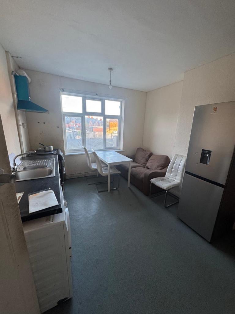 Room Weedon Road in Northampton