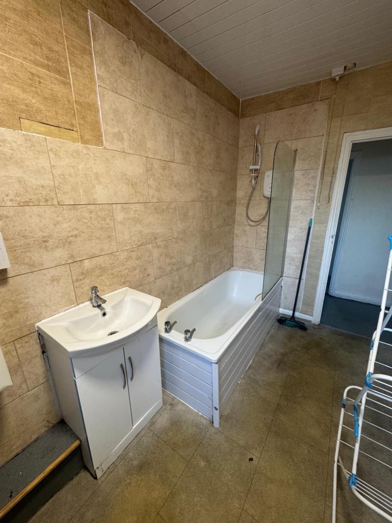 Room Weedon Road in Northampton