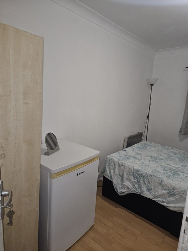 Room Leytonstone Road in Greater London