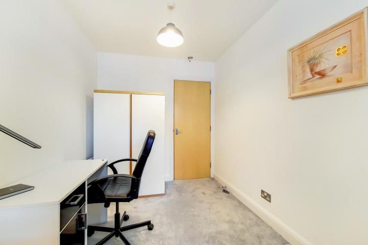 Room Newton Street in Greater London