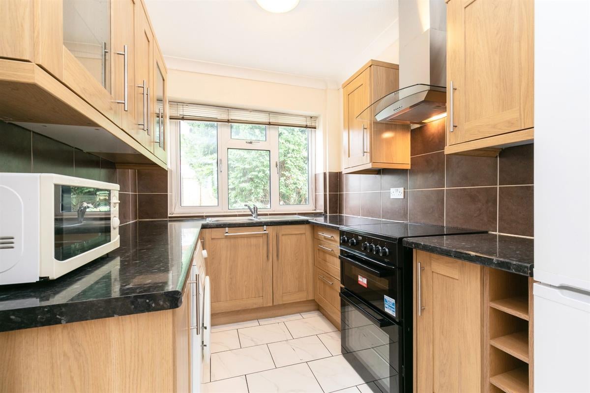 Room Aldershot Road in Guildford