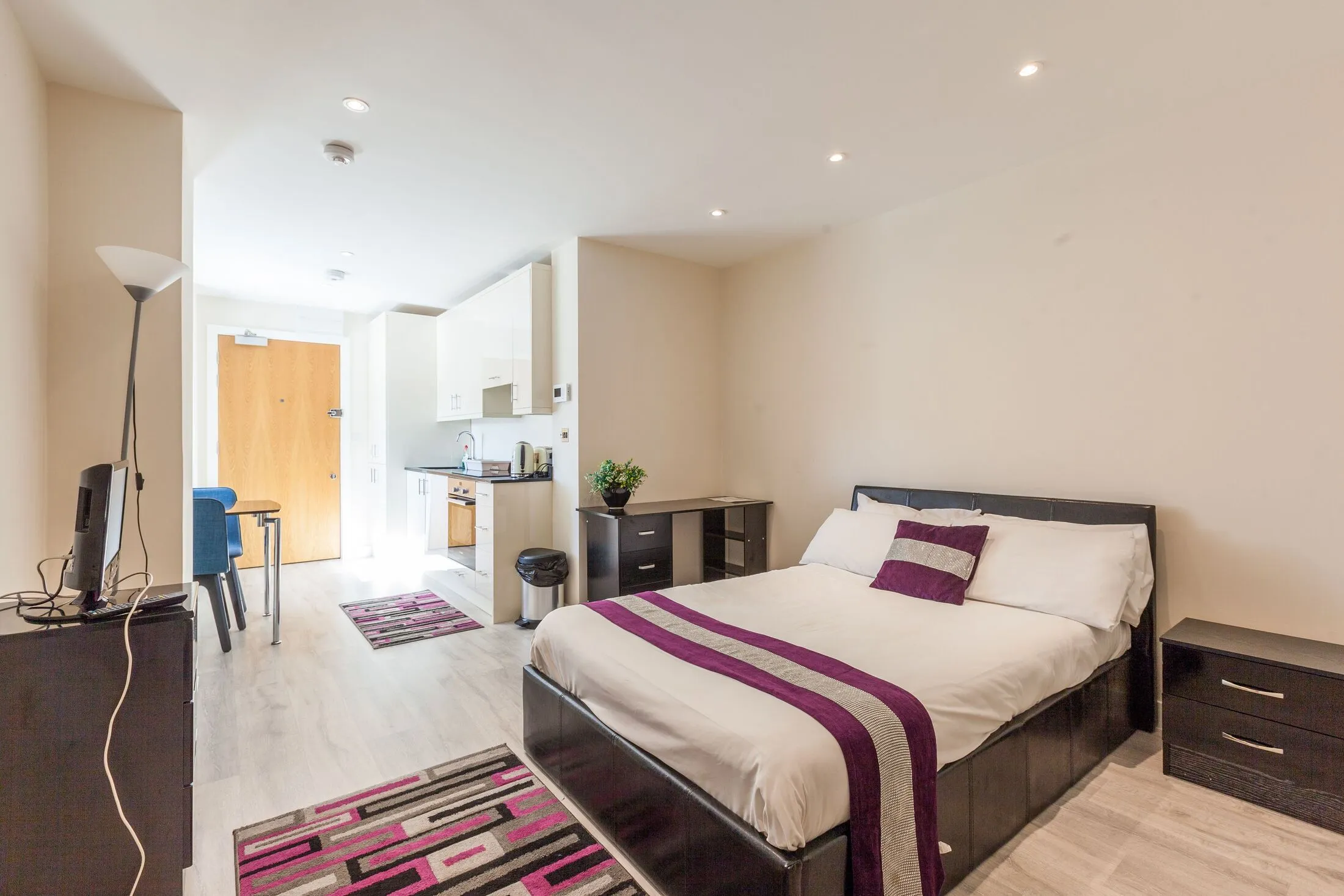 Flat Beehive Place in Greater London