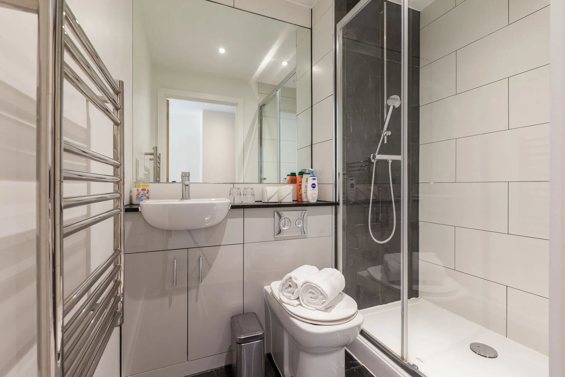 Flat Beehive Place in Greater London