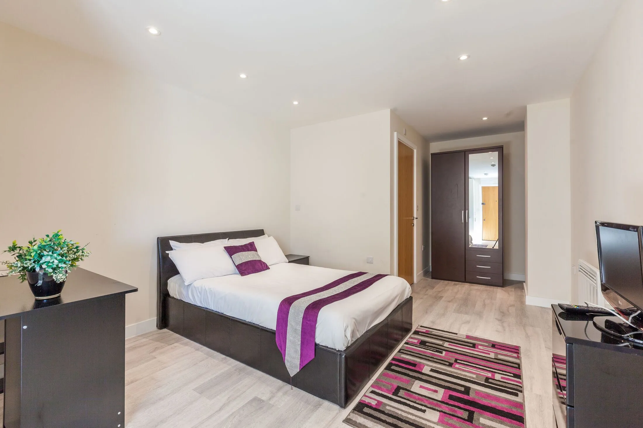 Flat Beehive Place in Greater London