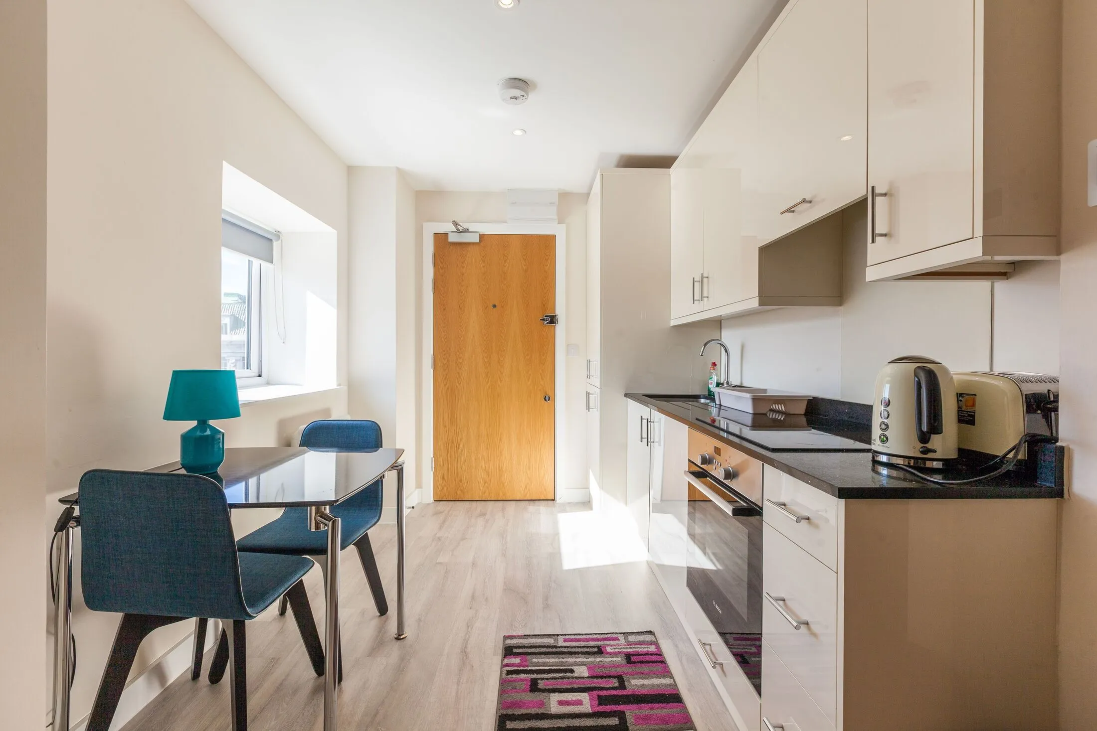 Flat Beehive Place in Greater London