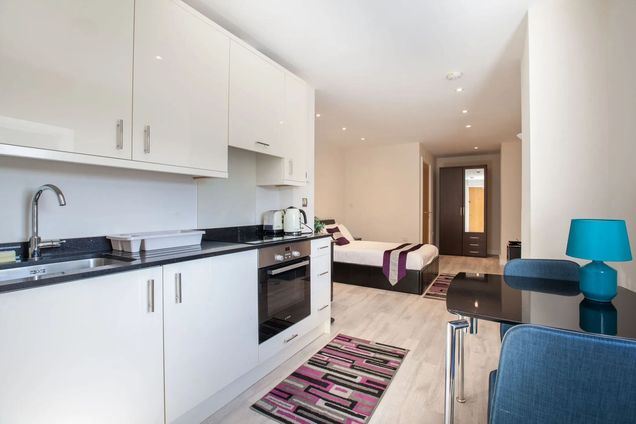 Flat Beehive Place in Greater London