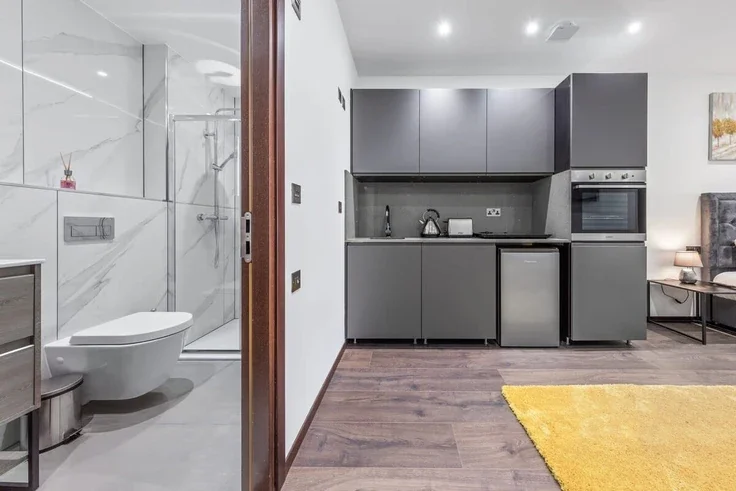 Flat Woodstock Road in Greater London
