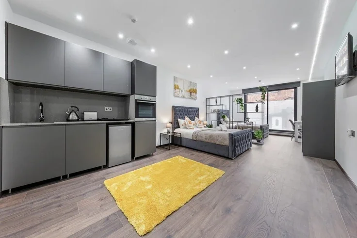 Flat Woodstock Road in Greater London