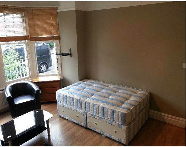 Flat Ravenscroft Road in Greater London