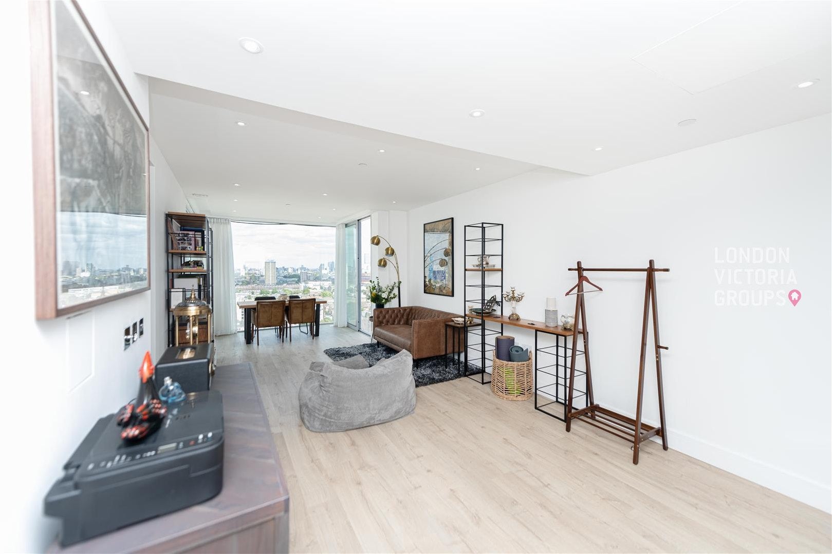 Flat Piazza Walk in Greater London