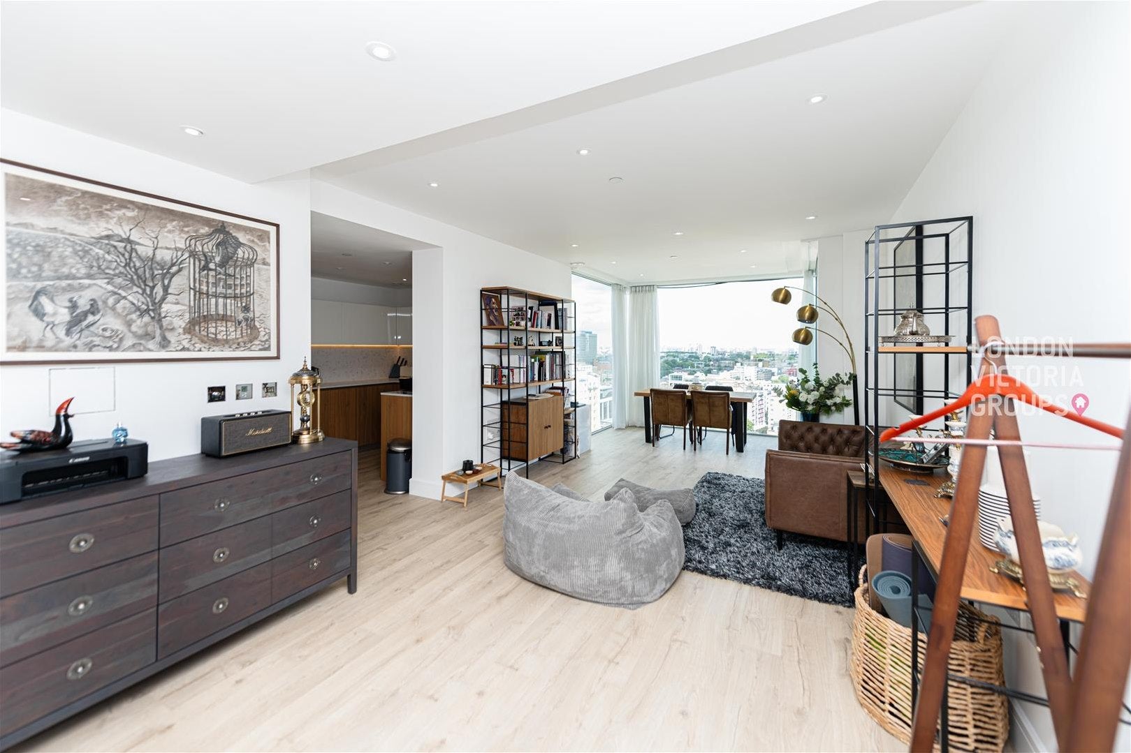 Flat Piazza Walk in Greater London