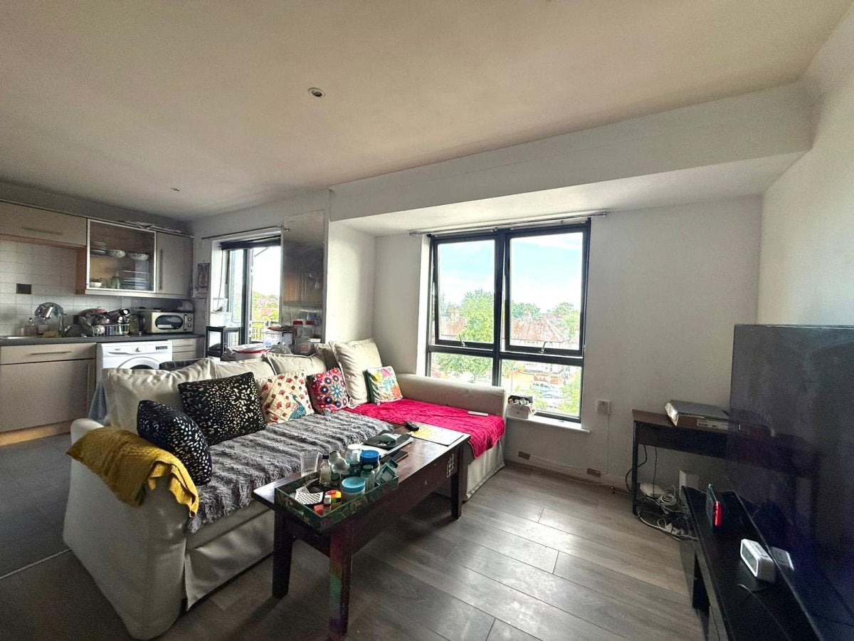 Flat Hirst Crescent in Greater London