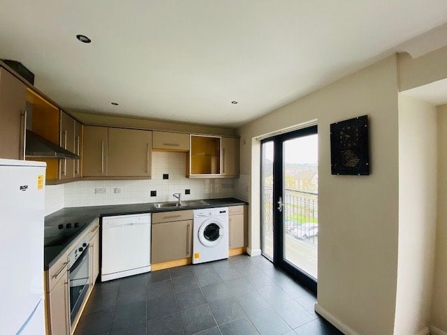 Flat Hirst Crescent in Greater London