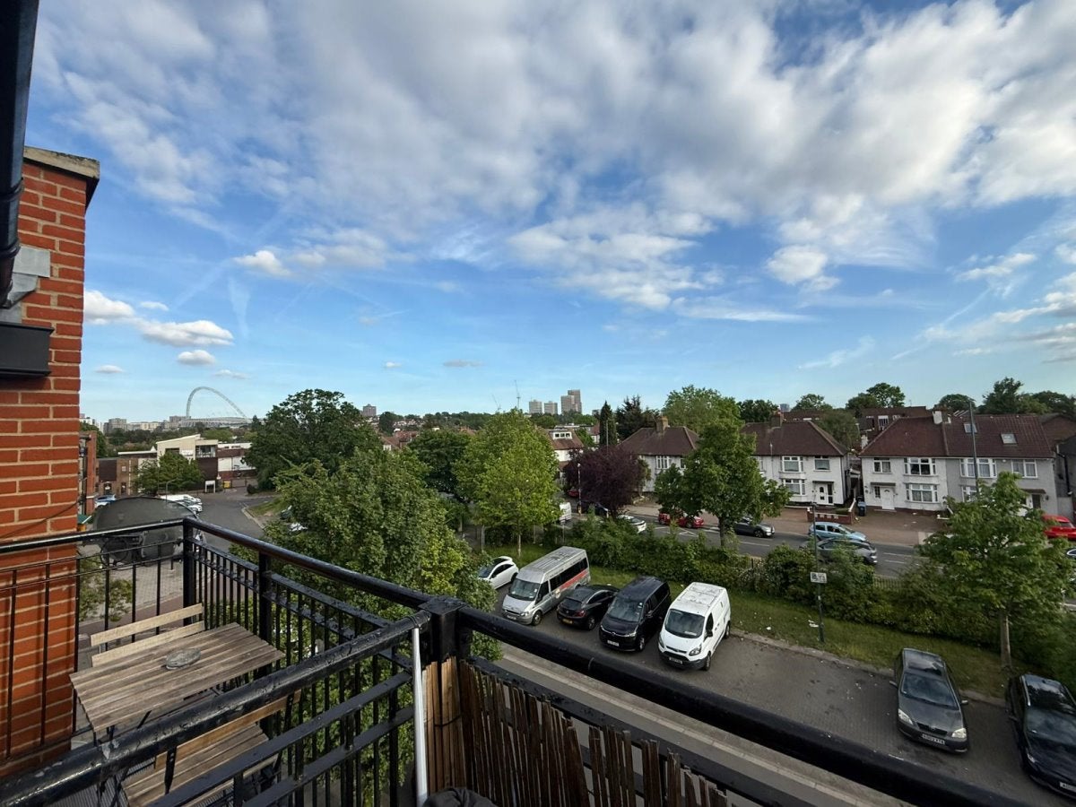 Flat Hirst Crescent in Greater London