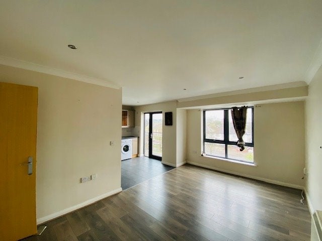 Flat Hirst Crescent in Greater London
