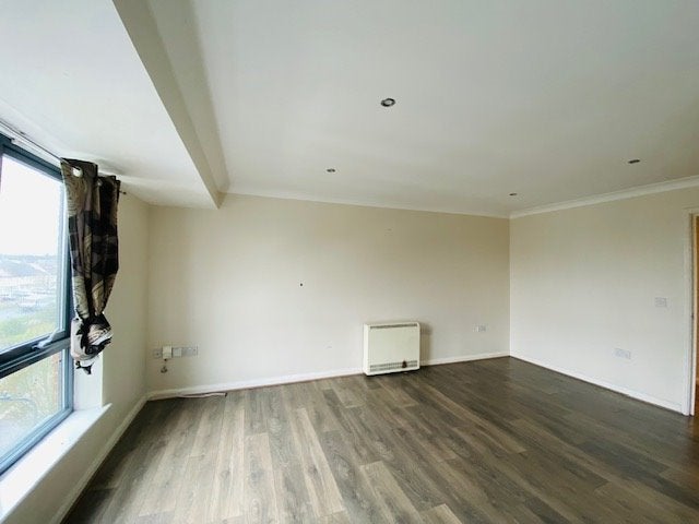 Flat Hirst Crescent in Greater London