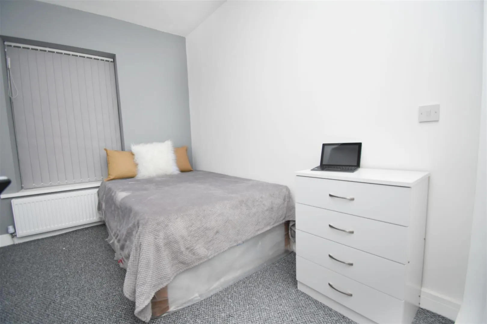 Room Queensberry Road in Burnley