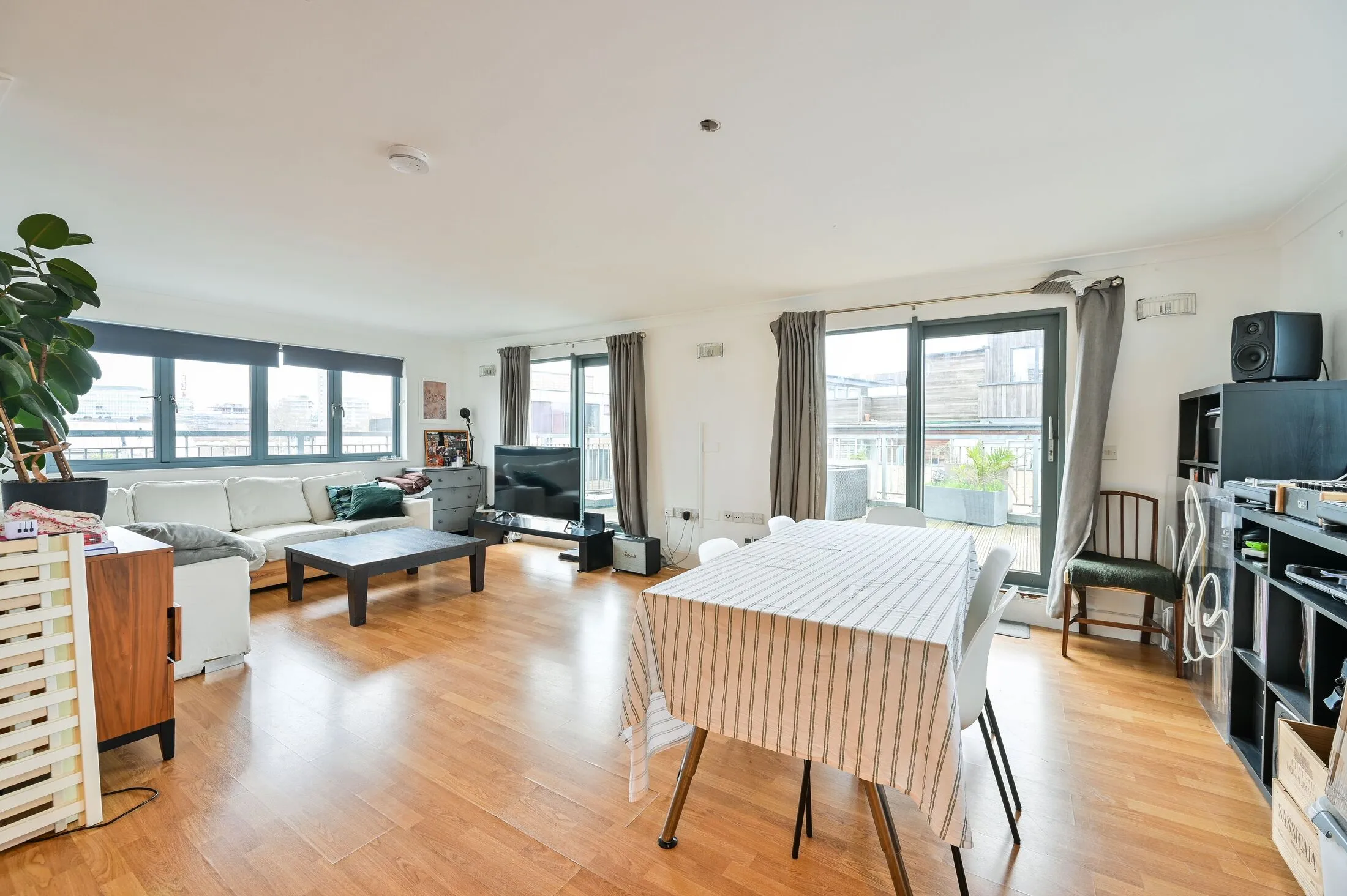 Flat Bermondsey Street in Greater London