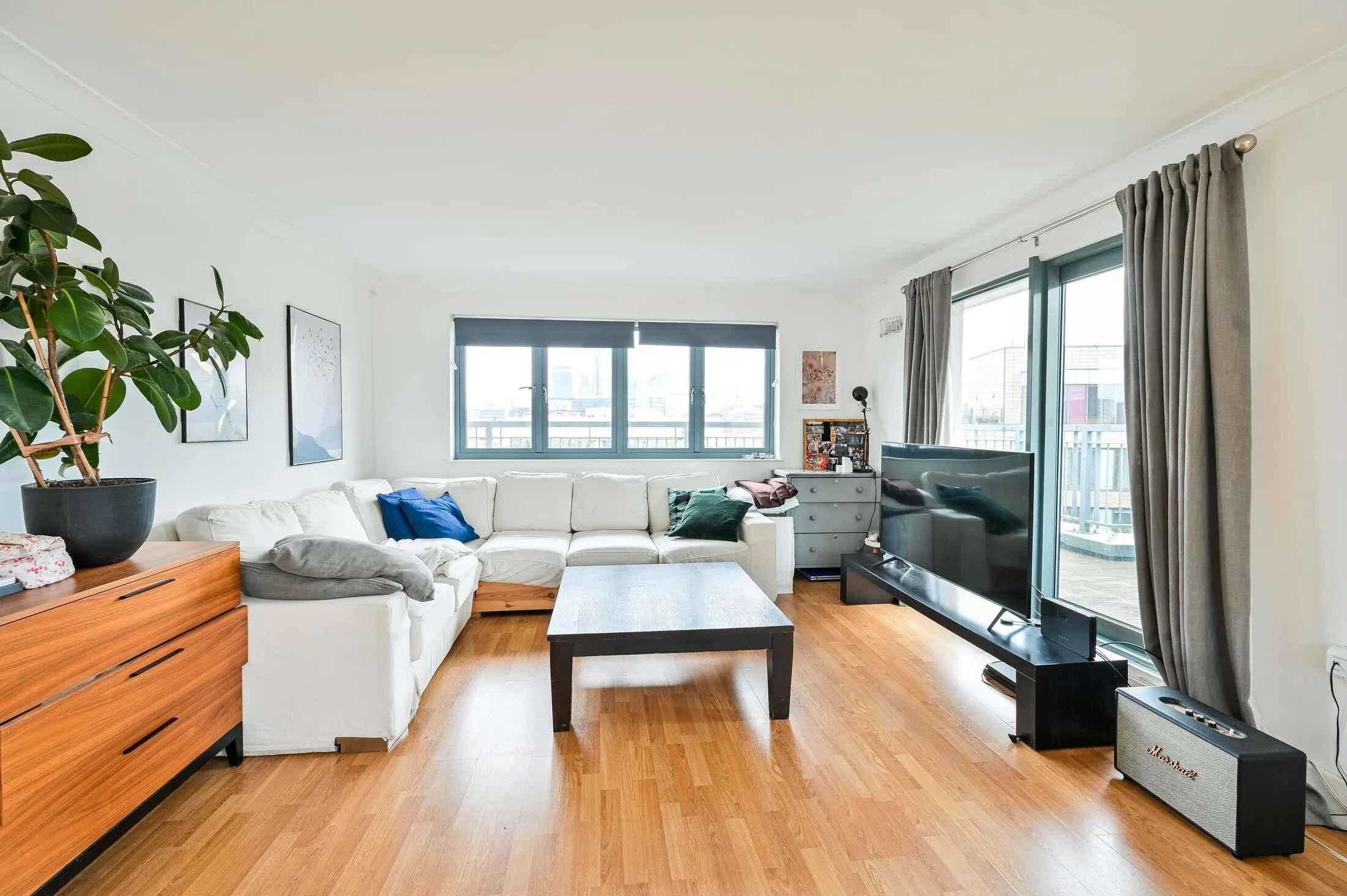 Flat Bermondsey Street in Greater London