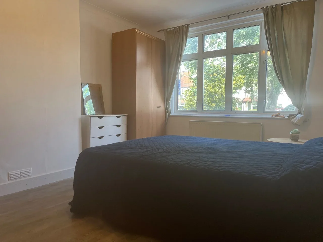 Room Queen Anne's Gardens in Greater London