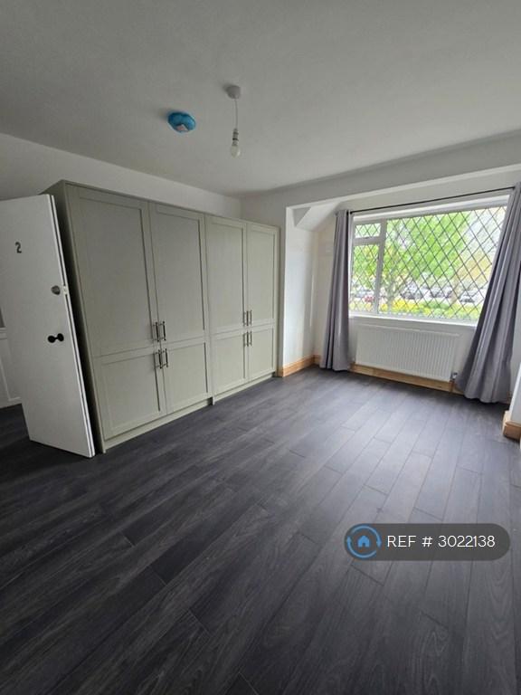 Room New Road in Greater London