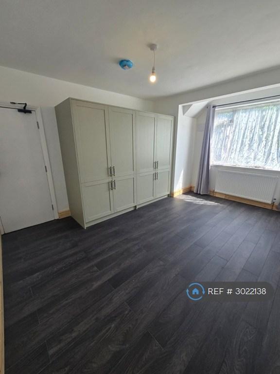 Room New Road in Greater London