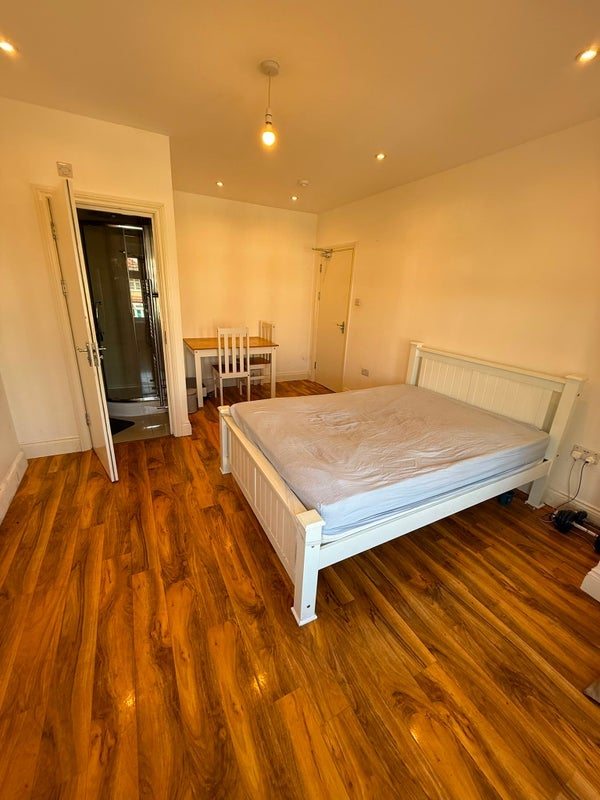 Room Whitmore Road in Greater London