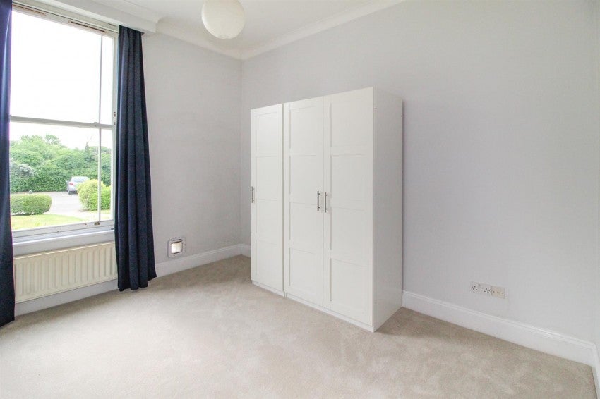 Flat Ladbroke Road in Reigate and Banstead
