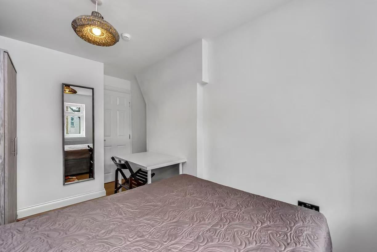 Flat Wingmore Road in Greater London