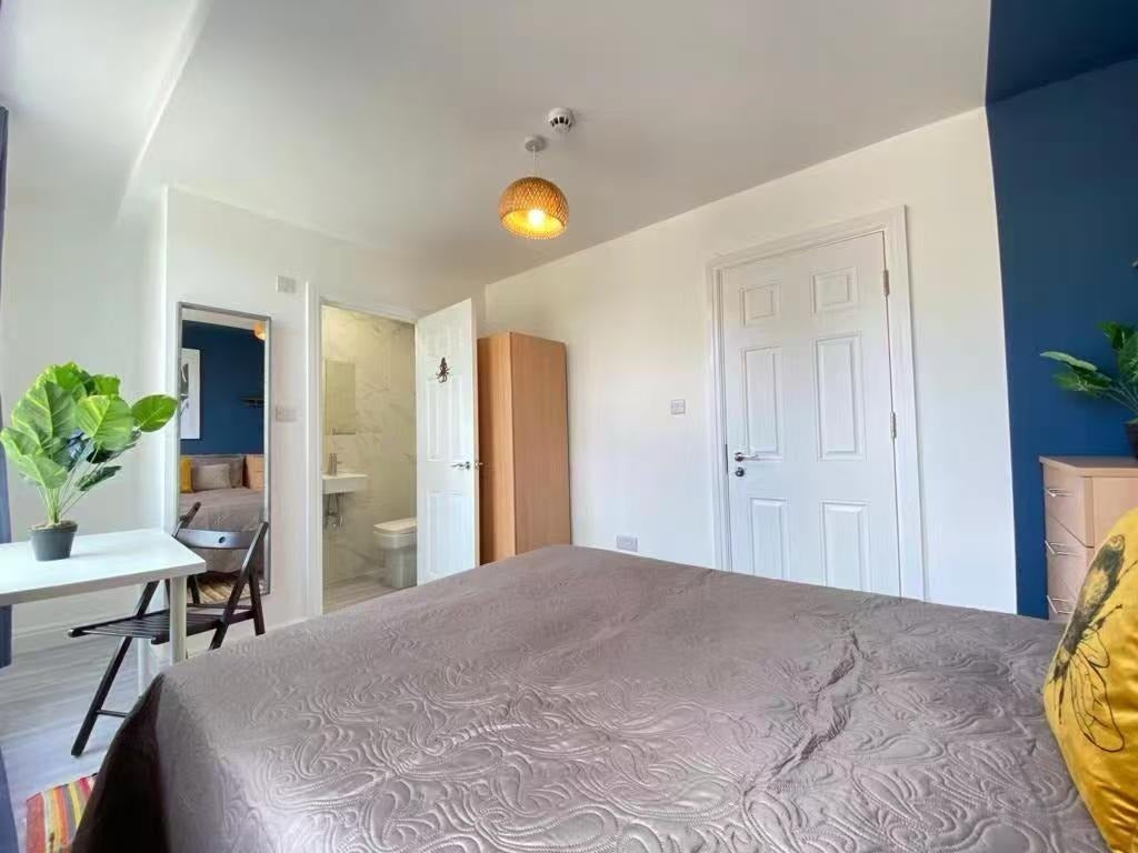 Flat Wingmore Road in Greater London
