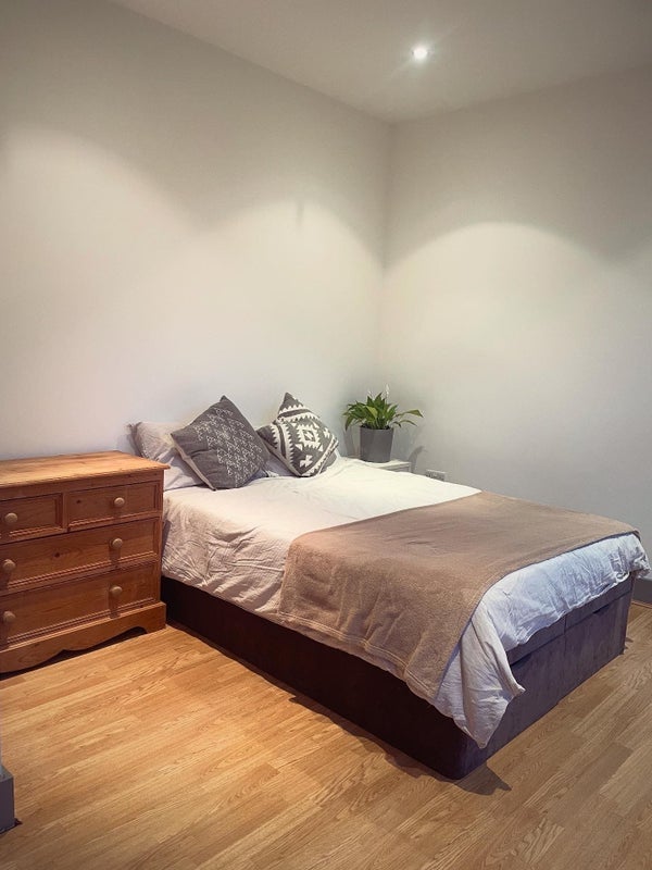 Room Merton Road in Greater London