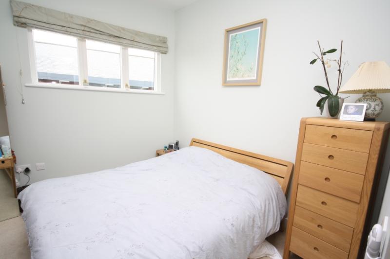 Flat Walnut Tree Close in Guildford