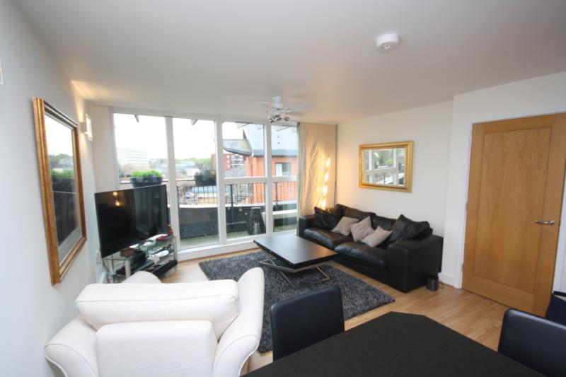 Flat Walnut Tree Close in Guildford