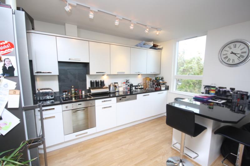 Flat Walnut Tree Close in Guildford