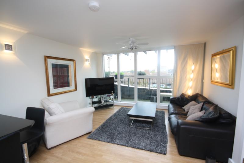 Flat Walnut Tree Close in Guildford
