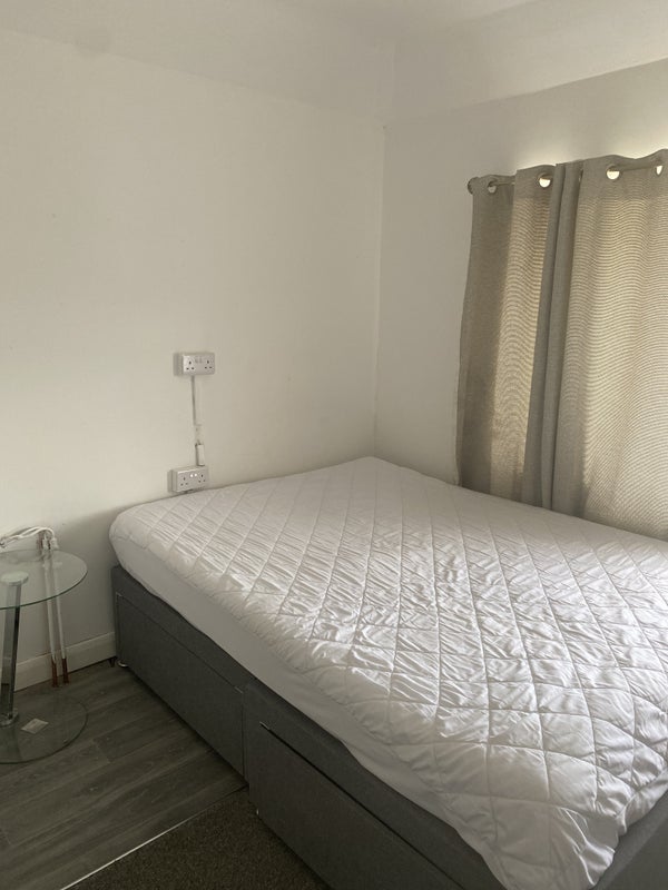 Room Mead Avenue in Slough