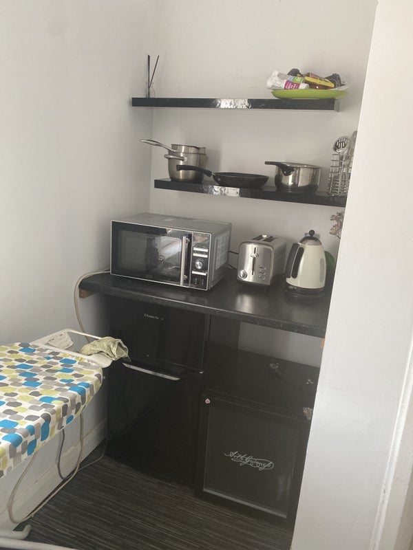 Room Mead Avenue in Slough