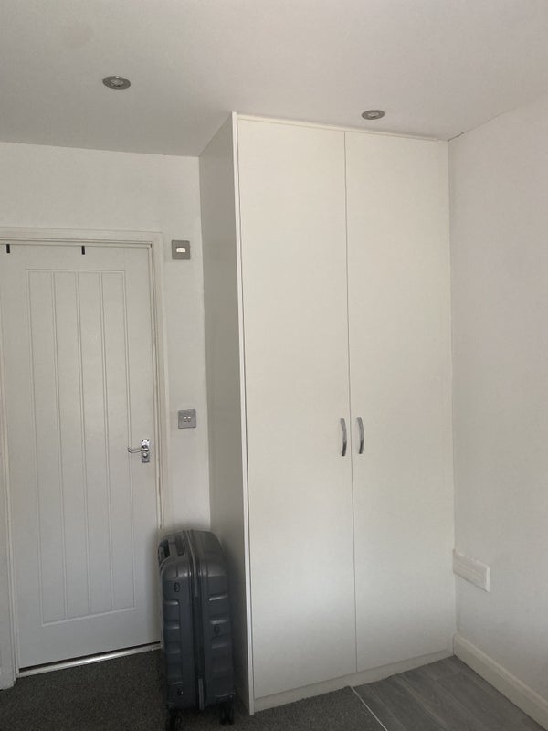 Room Mead Avenue in Slough