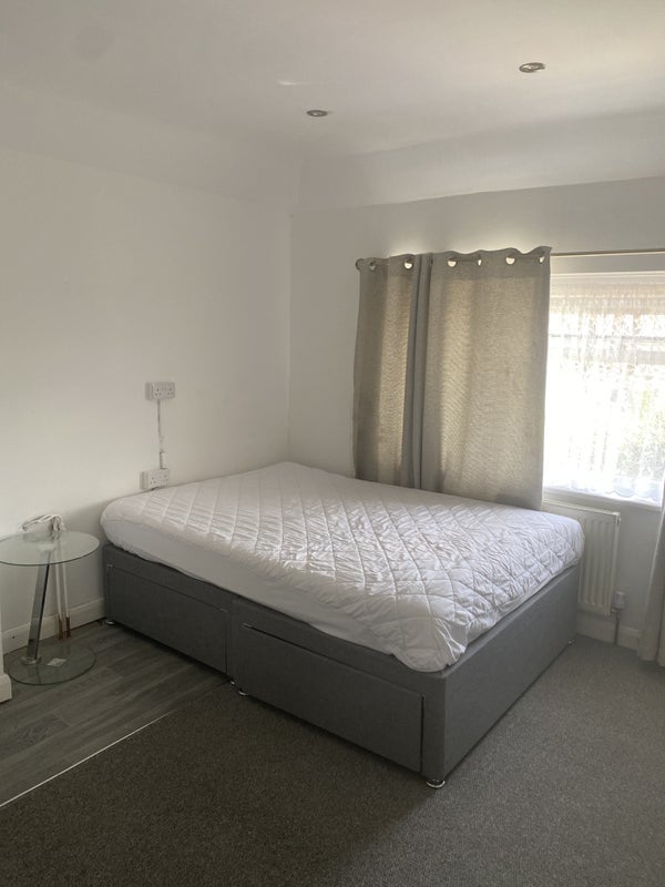 Room Mead Avenue in Slough