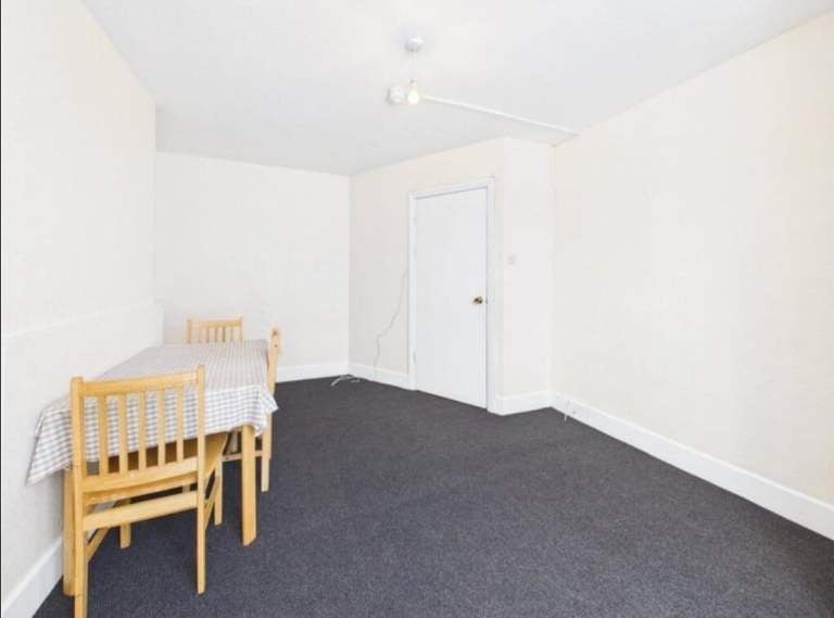 Flat Arthur Road in Greater London