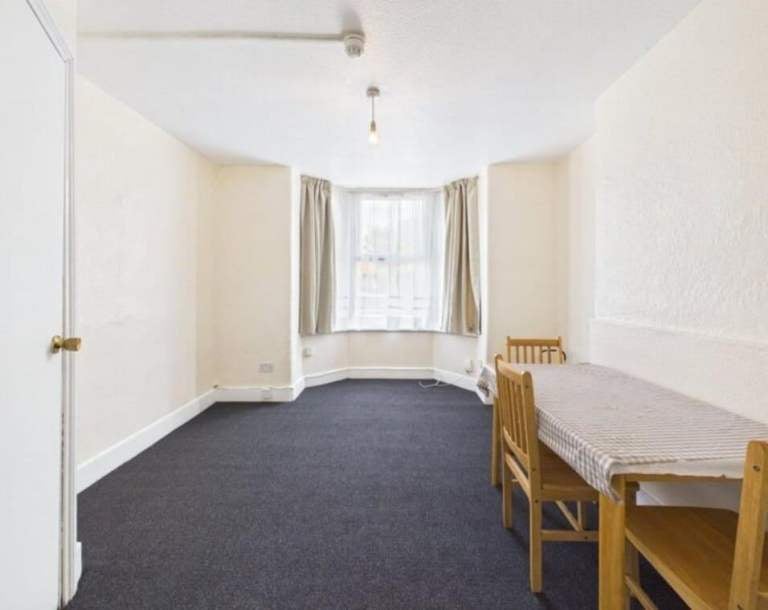 Flat Arthur Road in Greater London