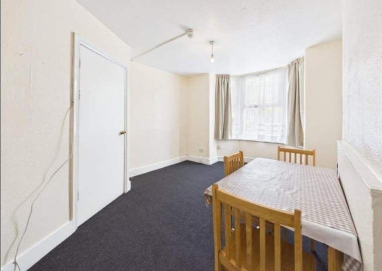 Flat Arthur Road in Greater London
