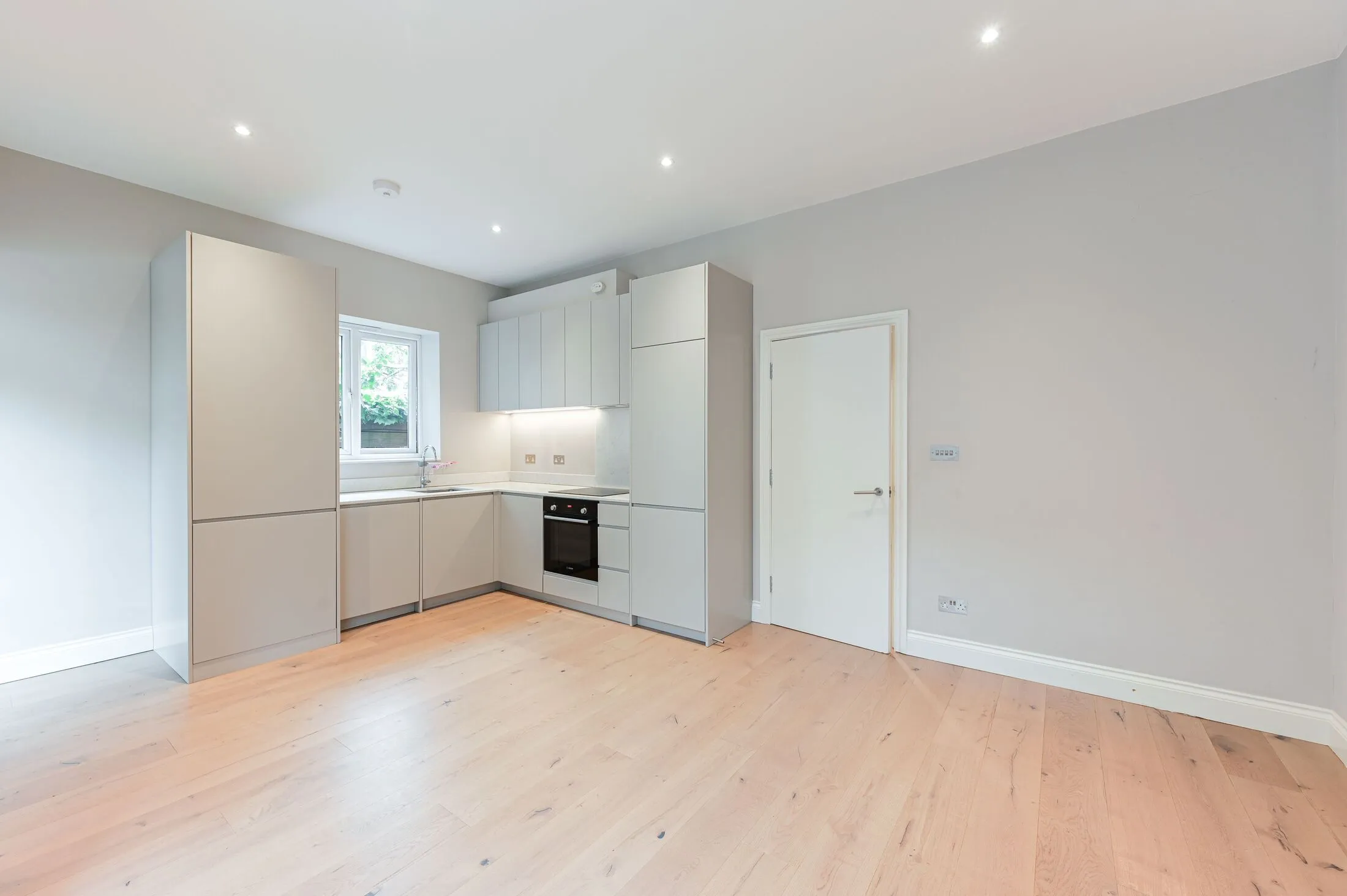 Flat Southfield Road in Greater London