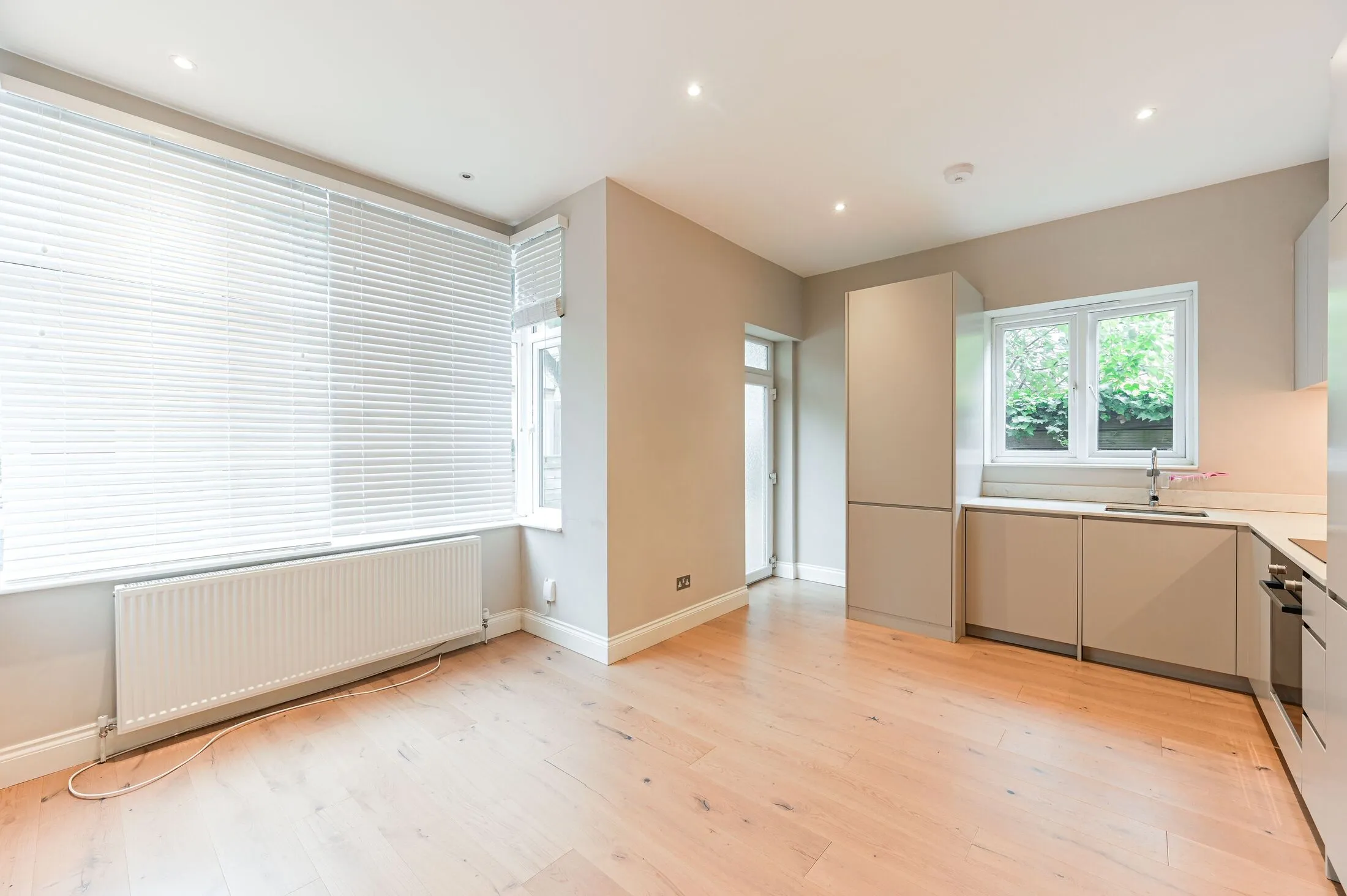 Flat Southfield Road in Greater London