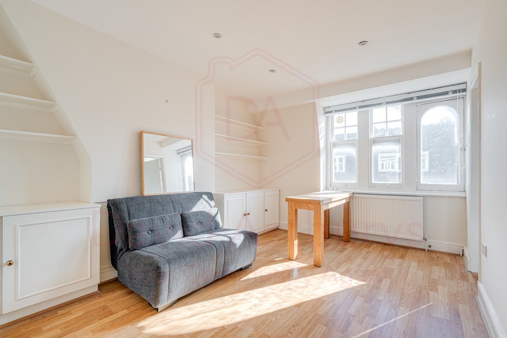Flat Glenmore Road in Greater London