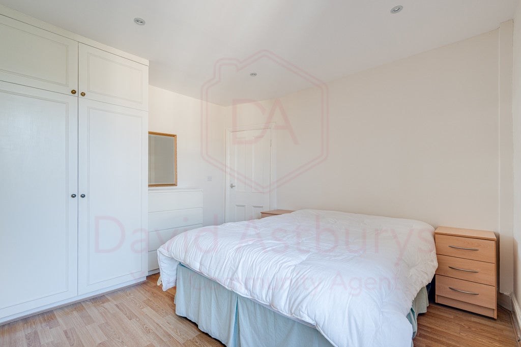 Flat Glenmore Road in Greater London