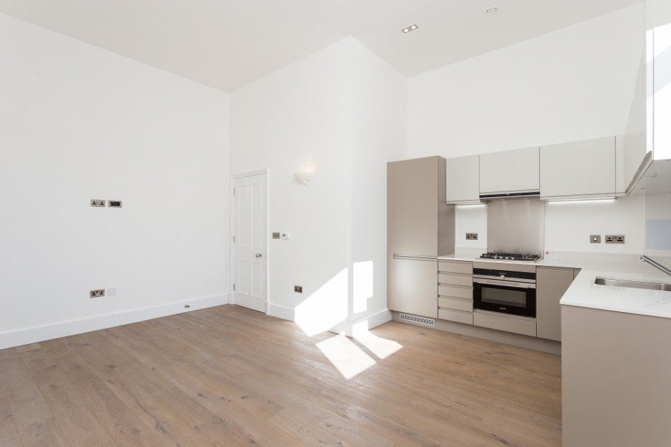 Flat Napoleon Lane in Greater London