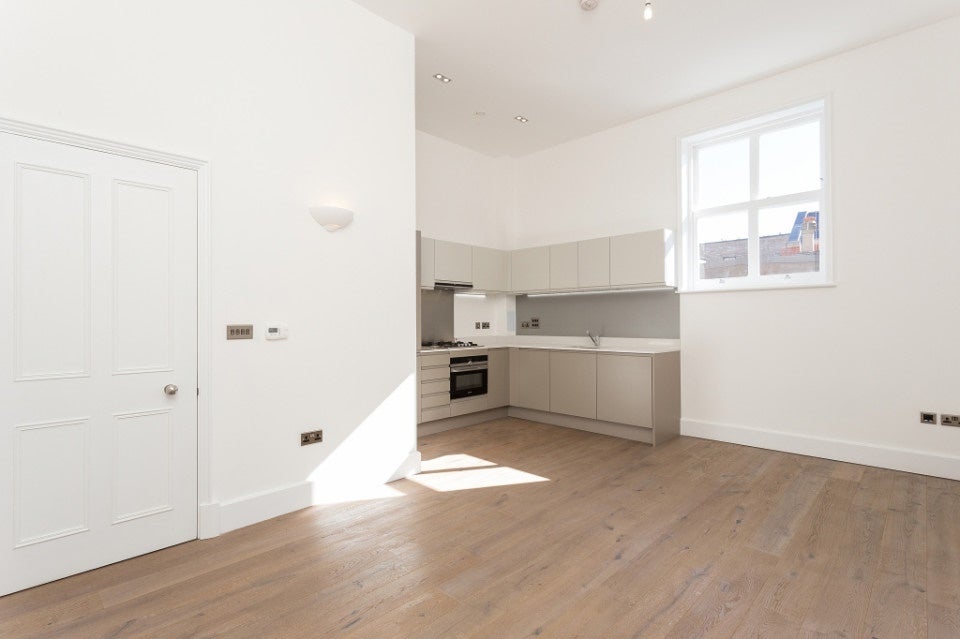 Flat Napoleon Lane in Greater London