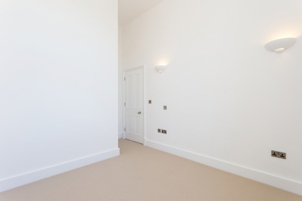 Flat Napoleon Lane in Greater London
