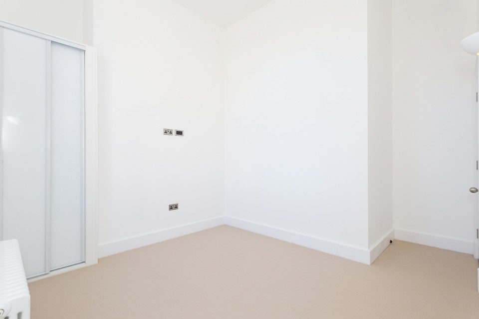 Flat Napoleon Lane in Greater London